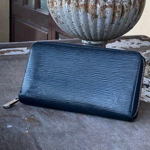Authentic Louis Vuitton Epi Noir Zippy Wallet